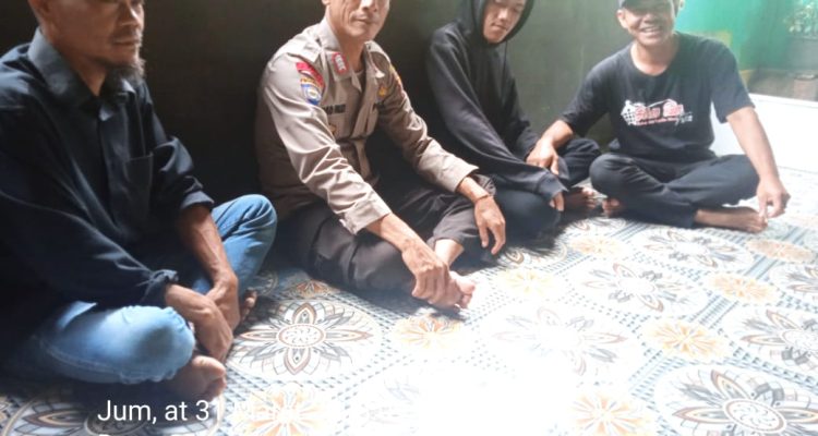 Bhabinkamtibmas Desa Ciherang Polsek Cibeber Polres Lebak Silaturahmi Bagun komunikasi Dengan Muda-Mudi