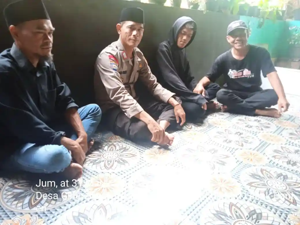 Bhabinkamtibmas Desa Ciherang Polsek Cibeber Polres Lebak Silaturahmi Bagun komunikasi Dengan Muda-Mudi
