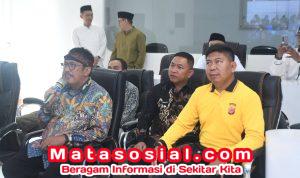 155 Anak Ikuti Sunatan Massal Milangkala ke-155 Kabupaten Sukabumi Bupati Harapkan Jadi Program Rutin yang Membawa Berkah Dalam semangat Milangkala ke-155 Kabupaten Sukabumi, sebanyak 155 anak dari 47 kecamatan mengikuti kegiatan sunatan massal yang digelar serentak pada Jumat (26/9/2025). Kegiatan ini dipusatkan di Aula Sekretariat Daerah Kabupaten Sukabumi, sekaligus dilaksanakan secara serentak di masing-masing kecamatan, menandai wujud nyata kebersamaan dan kepedulian sosial yang menjadi ruh Sukabumi yang Mubarokah. Bupati Sukabumi H. Asep Japar, didampingi Wakil Bupati H. Andreas, Sekretaris Daerah H. Ade Suryaman, serta jajaran Forkopimda, melakukan pemantauan jalannya kegiatan secara virtual dari Command Center Setda Kabupaten Sukabumi. Usai pemantauan, Bupati bersama jajaran langsung meninjau pelaksanaan sunatan massal di Aula Setda, menyapa anak-anak dan keluarga dengan penuh kehangatan. "Kegiatan ini merupakan wujud kepedulian pemerintah daerah terhadap masyarakat, khususnya anak-anak dari keluarga yang membutuhkan," ujar Bupati H. Asep Japar. Ia menegaskan bahwa semangat gotong royong dan keberpihakan kepada masyarakat kecil adalah bagian dari nilai-nilai Sukabumi yang terus dijaga. "Alhamdulillah kami telah melakukan pemantauan secara virtual dengan kecamatan, dan respon masyarakat sangat antusias," tambahnya, mencerminkan semangat berkah yang tumbuh dari partisipasi warga. Bupati pun berharap kegiatan serupa dapat menjadi program rutin pemerintah daerah. "Insya Allah kegiatan ini akan menjadi agenda tahunan. Ke depan, kami berharap dapat lebih ditingkatkan lagi," pungkasnya.