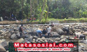 Jaro Midun Apresiasi Pemasangan Bronjong Irigasi Citiis: Langkah Nyata Menuju Sukabumi Mubarokah