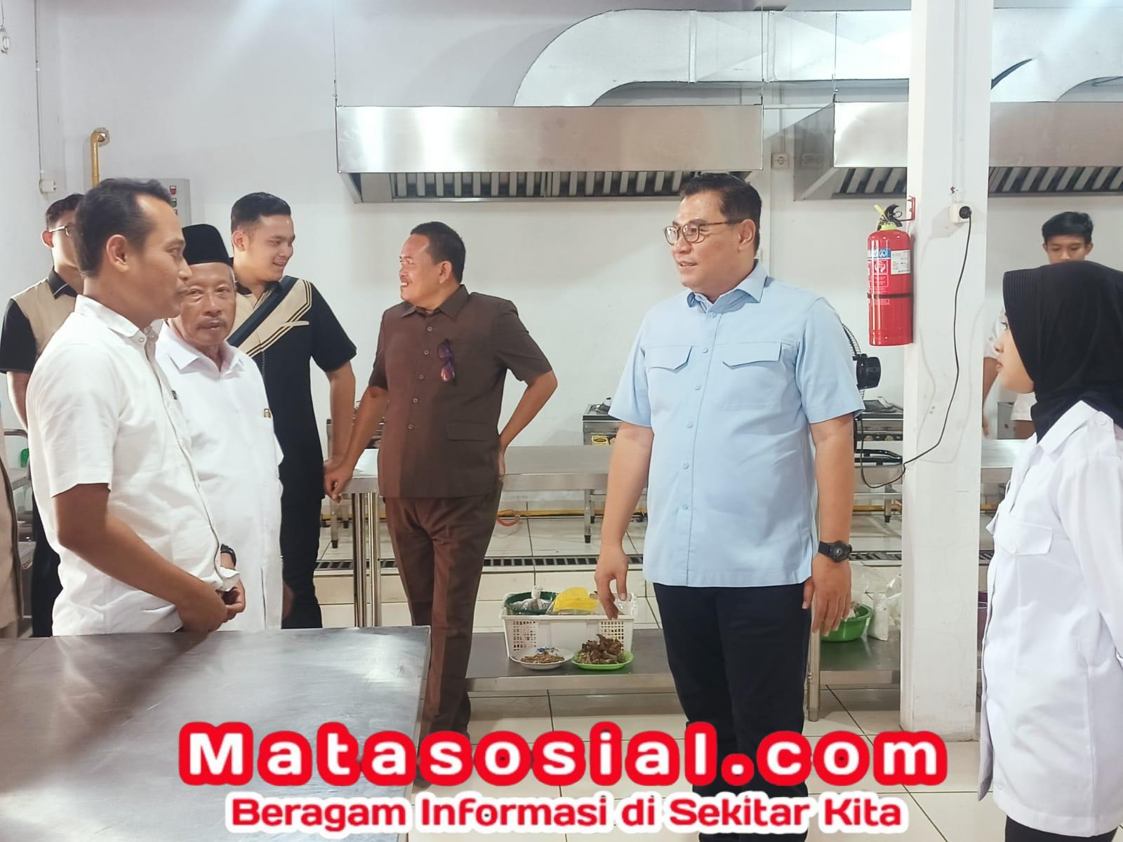 Anggota DPR RI Danang Wicaksana Tinjau Dapur MBG: Bukti Komitmen Gerindra untuk Generasi Sehat Anggota DPR RI Danang Wicaksana Tinjau Dapur MBG: Bukti Komitmen Gerindra untuk Generasi Sehat