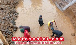 Doa Diam-diam di Tepi Sungai: Kang Midun Panjatkan Harapan Saat Pemasangan Bronjong Dimulai