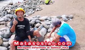 Terima Kasih, Bu Kades: Momen Haru di Jam Istirahat Kerja Bakti Warga Cikahuripan