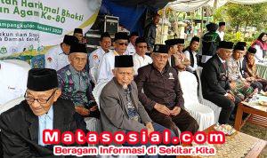 Jampangkulon Meriahkan Hari Amal Bhakti ke-80 Kementerian Agama Jampangkulon, Meriahkan, Hari Amal Bhakti ke-80, Kementerian Agama Jampangkulon, 3 Januari 2026 – Peringatan Hari Amal Bhakti (HAB) ke-80 Kementerian Agama Republik Indonesia di tingkat Kecamatan Jampangkulon, Kabupaten Sukabumi, berlangsung khidmat. Apel peringatan digelar pada Sabtu, 3 Januari 2026, di Alun-alun Jampangkulon. Mengusung tema “Umat Rukun, Sinergi Indonesia Damai dan Maju”, kegiatan tersebut menjadi simbol kuat semangat pengabdian dan kebersamaan insan Kementerian Agama serta seluruh elemen masyarakat. Tema ini menekankan pentingnya persatuan lintas umat beragama dalam pembangunan nasional dan menjadikan kerukunan sebagai energi kebangsaan untuk menghadapi isu global seperti perubahan iklim dan kemajuan teknologi, sambil menjaga identitas budaya Sunda yang kaya akan gamelan dan pupuh Pucung. Apel HAB ke-80 Kemenag tingkat Kecamatan Jampangkulon dipimpin langsung oleh Sekretaris Kecamatan (Sekmat) Jampangkulon, Dadun. Turut hadir dan mengikuti apel secara tertib unsur Forkopimcam, aparatur Kantor Urusan Agama (KUA) Kecamatan Jampangkulon, tokoh agama, organisasi keagamaan, para pengawas dan kepala madrasah, guru Pendidikan Agama Islam (PAI), serta berbagai unsur lembaga pendidikan dan keagamaan lainnya. Dalam amanatnya, Sekmat Jampangkulon Dadun membacakan pidato Menteri Agama Republik Indonesia. Menteri Agama menegaskan bahwa peringatan HAB ke-80 menjadi momentum penting untuk memperkuat peran Kementerian Agama sebagai pelayan umat yang inklusif, moderat, dan berorientasi pada persatuan serta kemajuan bangsa. Menteri Agama juga mengajak seluruh jajaran Kementerian Agama dan para pemangku kepentingan untuk terus meneguhkan komitmen moderasi beragama, meningkatkan kualitas pendidikan keagamaan, serta memperkuat sinergi dengan pemerintah daerah dan masyarakat dalam menjaga dan merawat kerukunan umat beragama. "Hari Amal Bhakti ke-80 ini menjadi momentum untuk meneguhkan semangat melayani umat dengan tulus, menjaga kerukunan, serta menghadirkan agama sebagai sumber kedamaian dan solusi bagi kehidupan berbangsa dan bernegara," demikian petikan amanat Menteri Agama. Apel ditutup dengan doa bersama, penyerahan piagam penghargaan untuk Penulis Buku "Aku Bangga Menjadi Guru PAI", penyerahan Piagam Purna Tugas Kementerian Agama wilayah kecamatan Jampangkulon, santunan anak yatim, serta peneguhan komitmen seluruh peserta untuk terus mendukung dan menyukseskan program-program Kementerian Agama, khususnya di wilayah Kecamatan Jampangkulon. Kebersamaan yang terjaga di tengah gerimis hujan menjadi gambaran nyata keteguhan dedikasi insan Kementerian Agama dalam mengabdi kepada umat dan bangsa. Kepala Kantor Urusan Agama (KUA) Jampangkulon, H. Darwan, SH., MH., menyampaikan harapan agar peringatan ini memperkuat solidaritas umat di wilayah kecamatan Jampangkulon. Peringatan HAB ke-80 di Jampangkulon juga mencerminkan komitmen lokal terhadap nilai-nilai Pancasila.