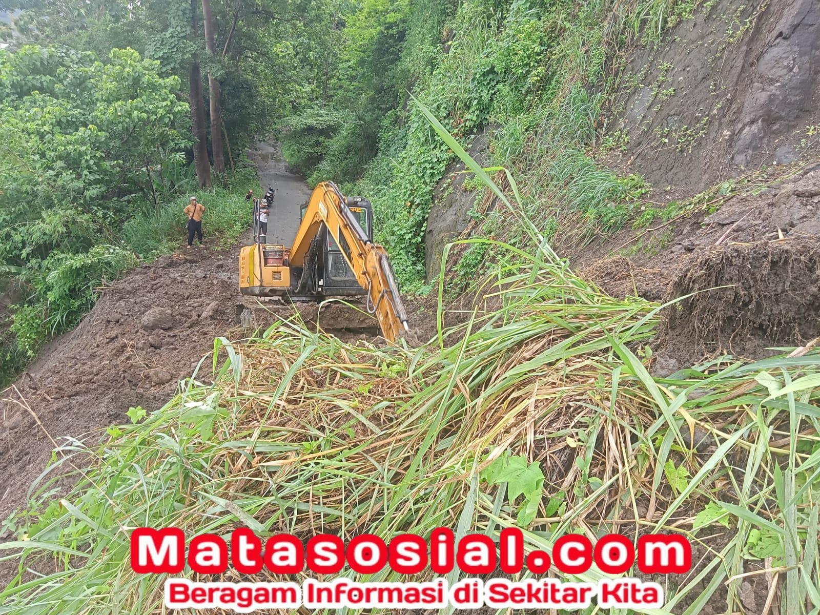 Longsor Tutup Jalan Bagbagan, Akses Warungkiara Terputus Longsor Tutup Jalan Bagbagan, Akses Warungkiara Terputus