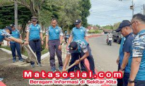 Prajurit Lanal Bengkulu Rawat dan Bersihkan Tugu Hiu Sambut Hari Dharma Samudera