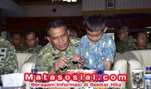 Momen Haru, Dankodaeral X Makan Satu Piring Berdua Dengan Siswa TK Hangtuah Jayapura