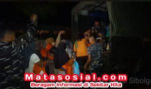 Personel Lanal Sibolga Evakuasi Ibu dan Balita Korban Banjir di Tukka Kabupaten Tapanuli Tengah