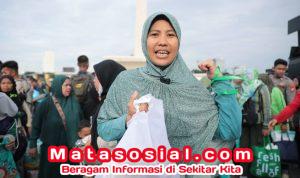 Ibu Ini Unboxing Paket Sembako dan Baju Gamis di Pasar Murah Pemerintah: Isinya Padat Banget!