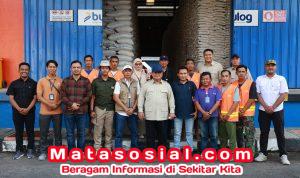 Di Tengah Sidak Gudang Bulog di Magelang, Prabowo Sapa dan Foto Bareng Pegawai