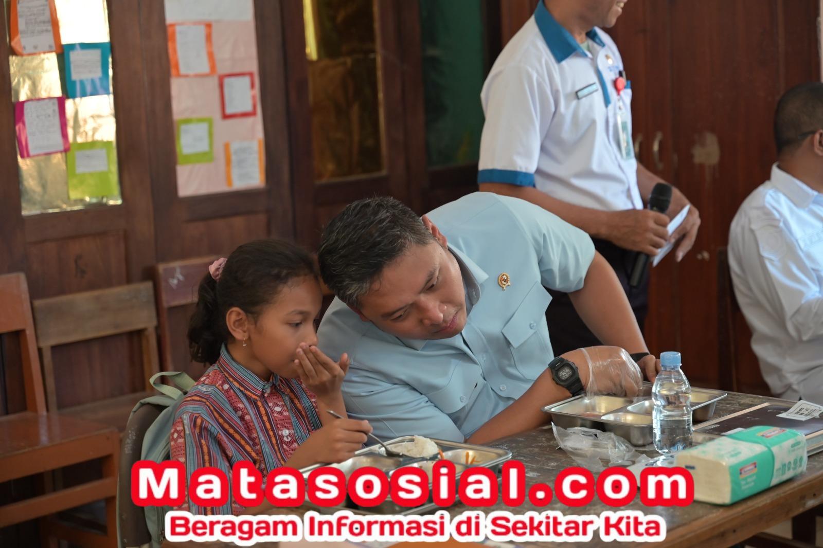 Keseruan Sudaryono Makan Bergizi Gratis Bersama Siswa